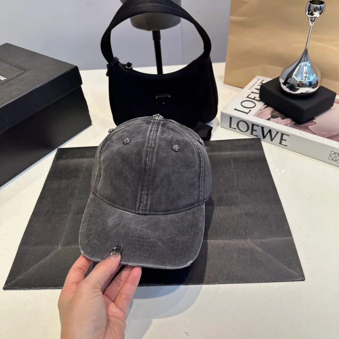 P60 Croxin Autumn New Washed Denim Baseball Cap 🧢 The colors of the small label are really eye-catching. The soft-top design of the entire hat fits perfectly on the head and is very comfortable. The color and texture are relatively retro and very versatile. Highly recommended. A must-have item for everyone.